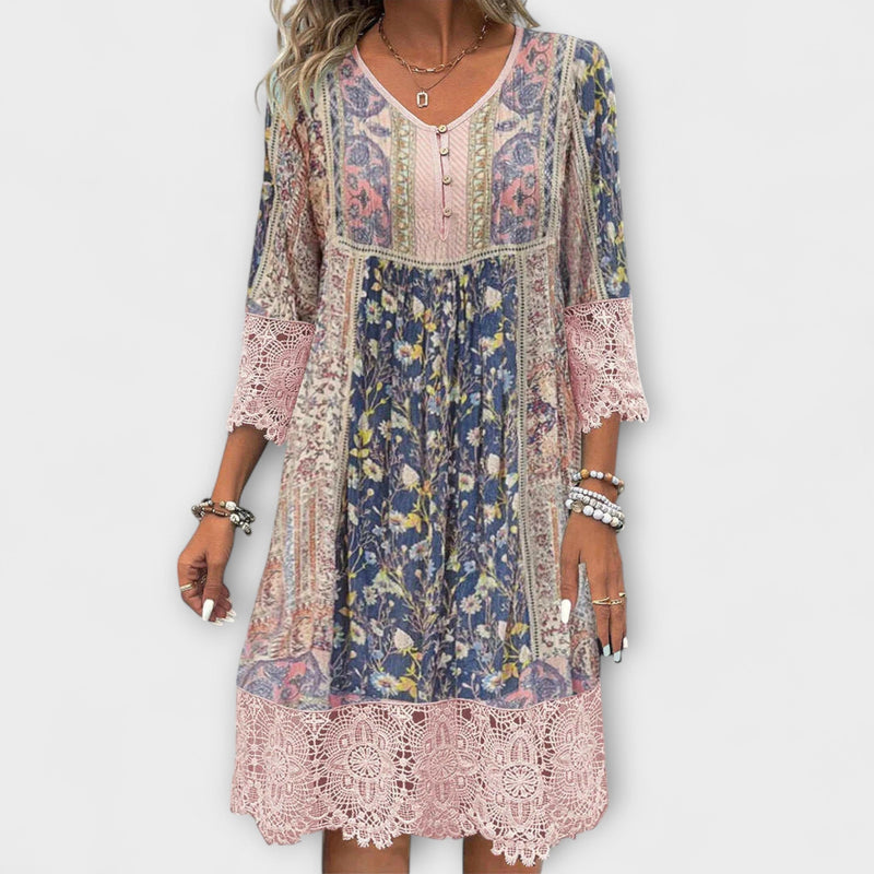 Casey - Boho-mekko pitsiyksityiskohdilla ja vintage-kukkakuviolla