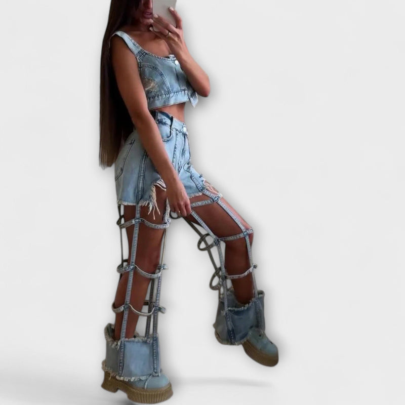 Gaia - Tyylikäs vaaleansininen denim-crop-top olkaimilla ja repäisty lyhytlahkeinen housu