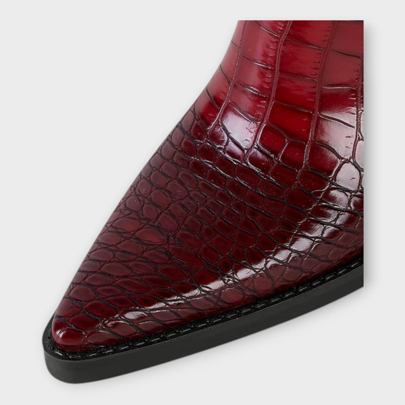 Elegantit korkokengät krokotiilikuosisella designilla