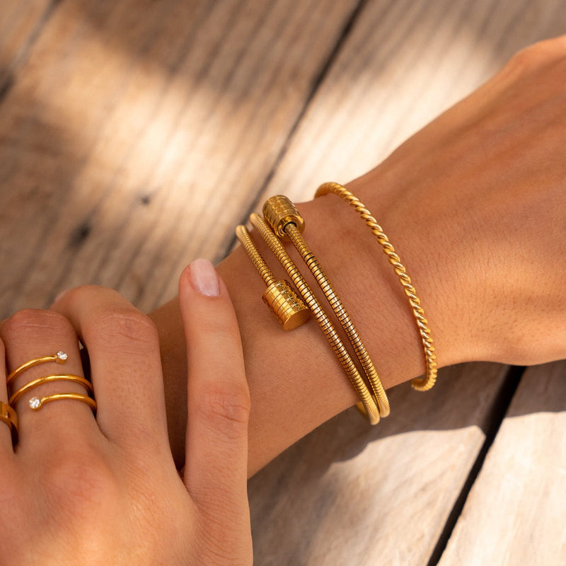 Eliška Eleganta Twister Minimalist Bracelet