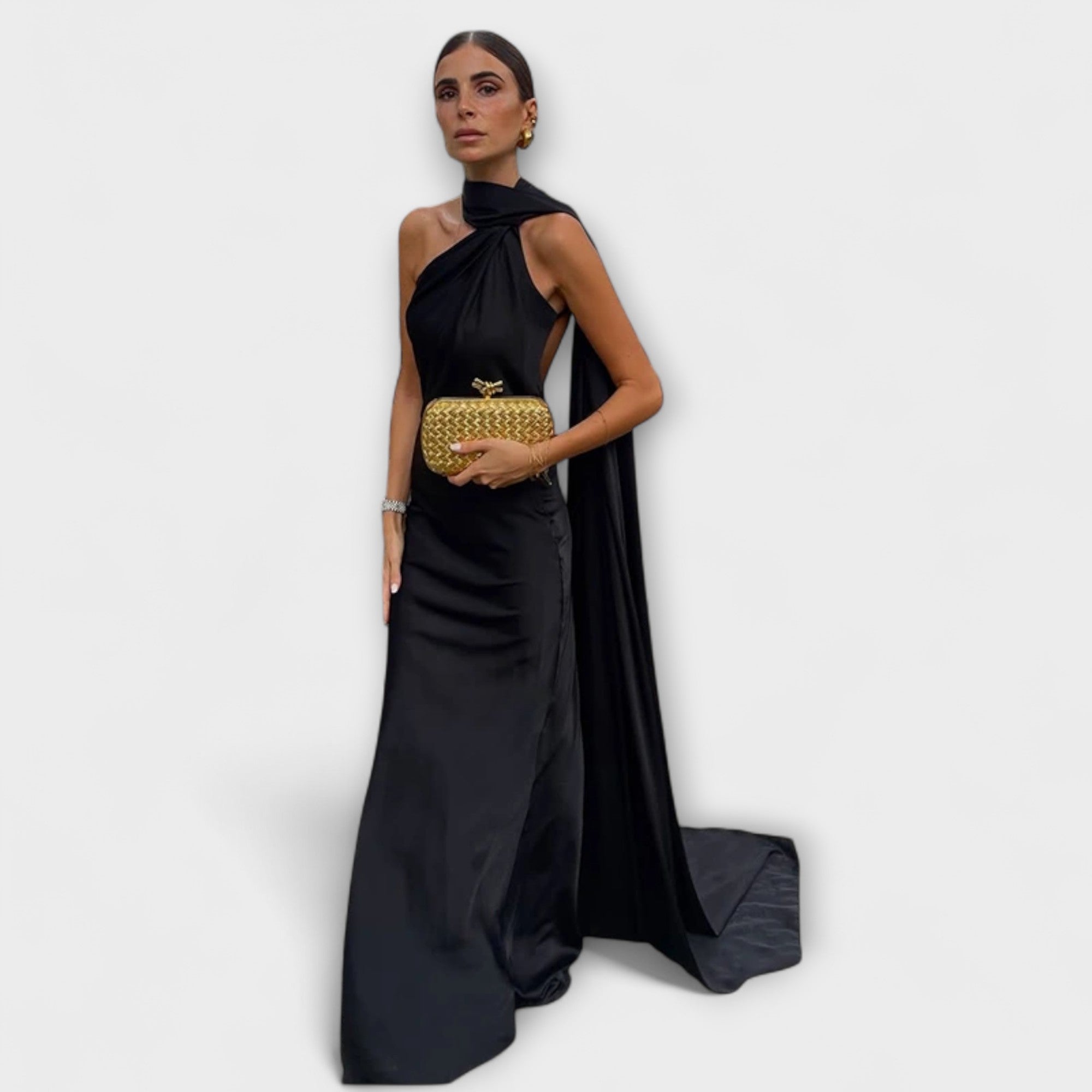 Tyylikäs maksimekko avonaisilla olkapäillä ja kaulaketjulla