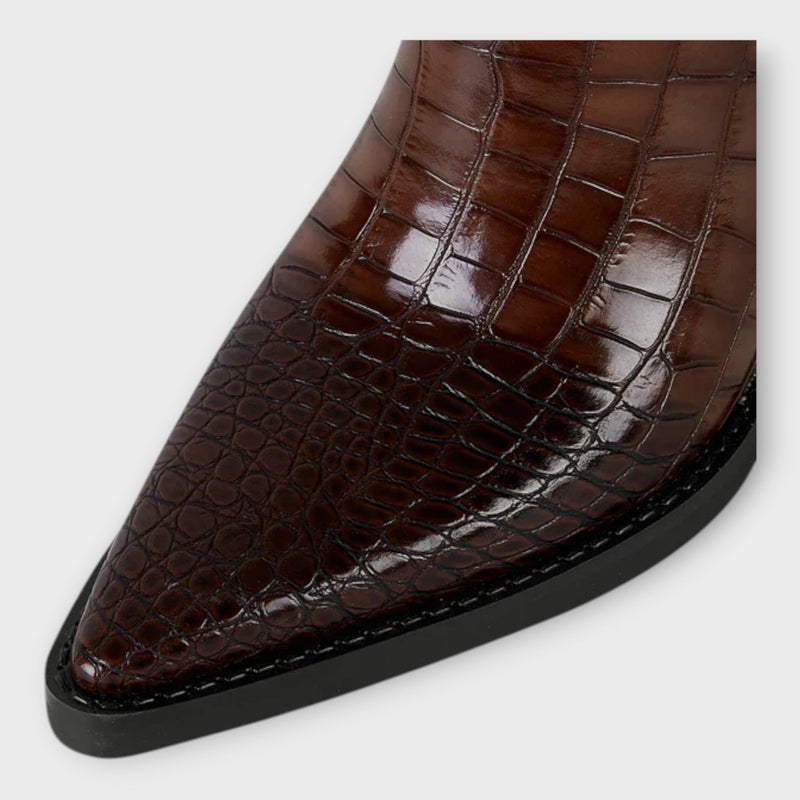 Elegantit korkokengät krokotiilikuosisella designilla