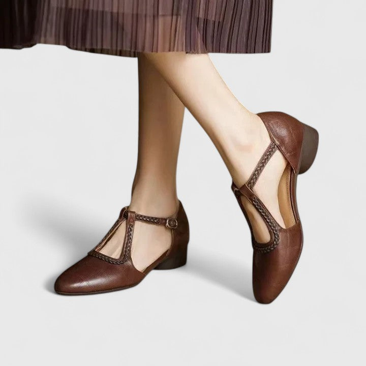 "Delphine | Tyylikkäät Sandaalit" can be rewritten as "Delphine | Elegant Sandals".