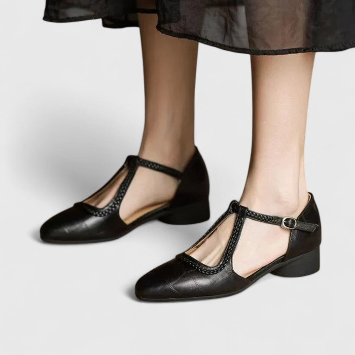 "Delphine | Tyylikkäät Sandaalit" can be rewritten as "Delphine | Elegant Sandals".