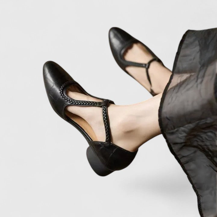 "Delphine | Tyylikkäät Sandaalit" can be rewritten as "Delphine | Elegant Sandals".