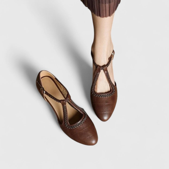 "Delphine | Tyylikkäät Sandaalit" can be rewritten as "Delphine | Elegant Sandals".