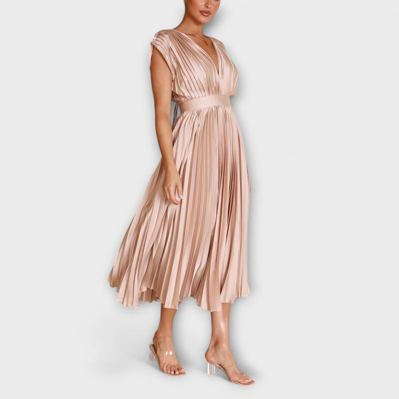 "Maria - Tyylikkäät Pliseeratut Mekot" could be rewritten as "Maria - Elegantit Pliseeratut Mekot".