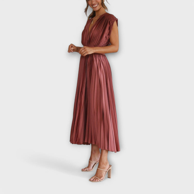 "Maria - Tyylikkäät Pliseeratut Mekot" could be rewritten as "Maria - Elegantit Pliseeratut Mekot".