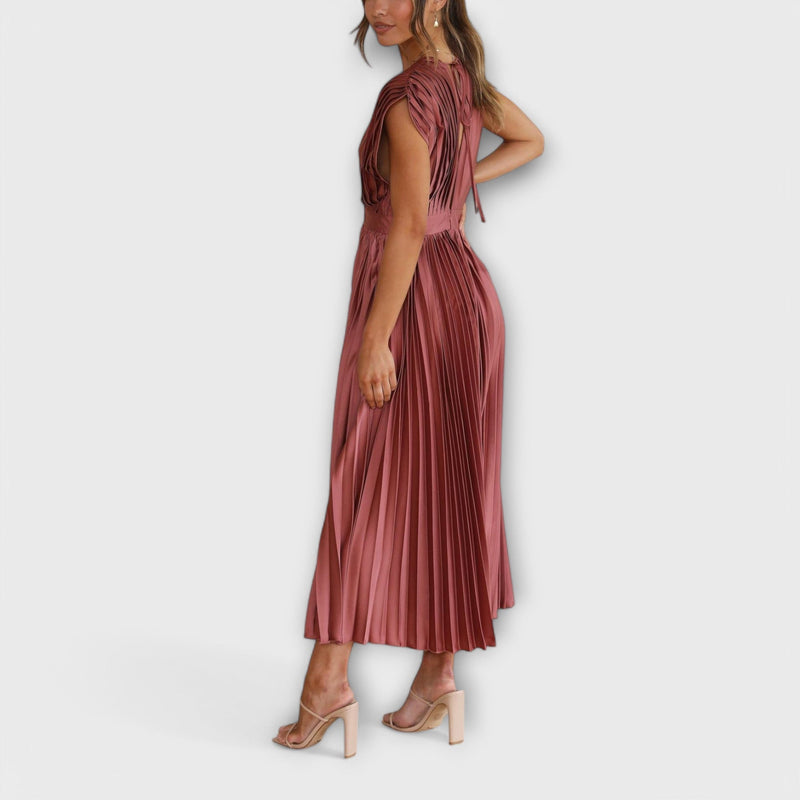 "Maria - Tyylikkäät Pliseeratut Mekot" could be rewritten as "Maria - Elegantit Pliseeratut Mekot".