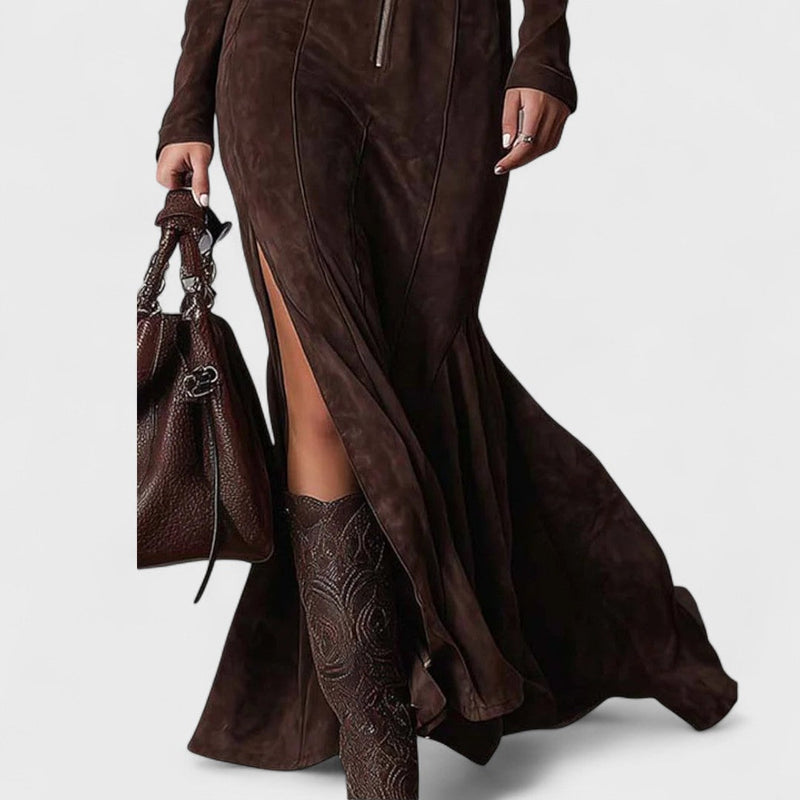 "Valentina | Samettinen maksimekko vyöllä" can be rewritten as "Valentina | Velvet Maxi Dress with Belt".