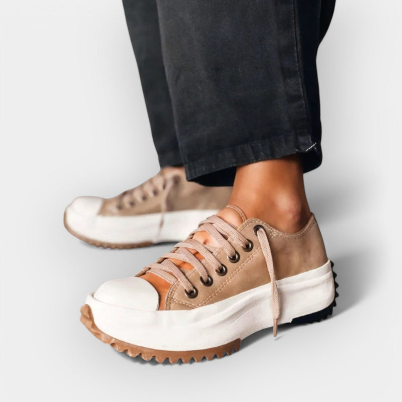 Karoliina Kaupunkikengät Paksuilla Pohjilla" can be rewritten as "Karoliina Thick-Sole Urban Shoes.