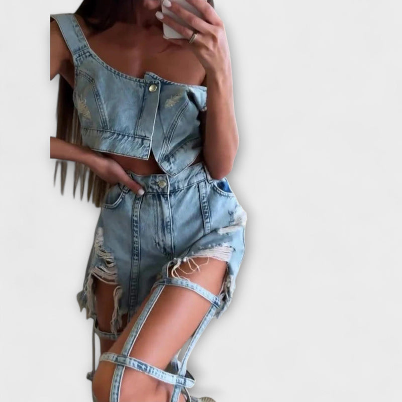 Gaia - Tyylikäs vaaleansininen denim-crop-top olkaimilla ja repäisty lyhytlahkeinen housu