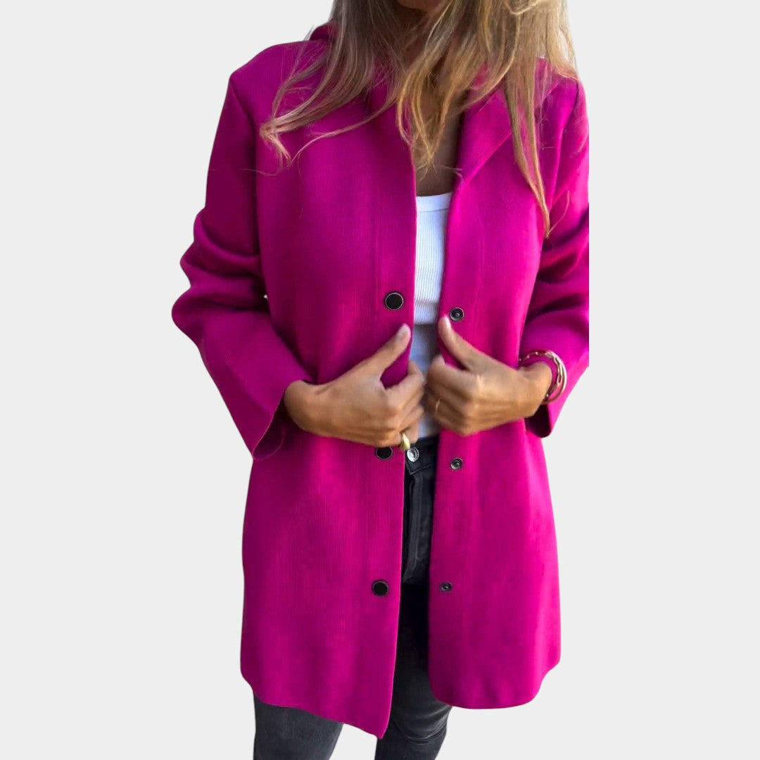 Karolīna - Mukava Takki" can be rewritten as "Karolīna - Comfortable Jacket.