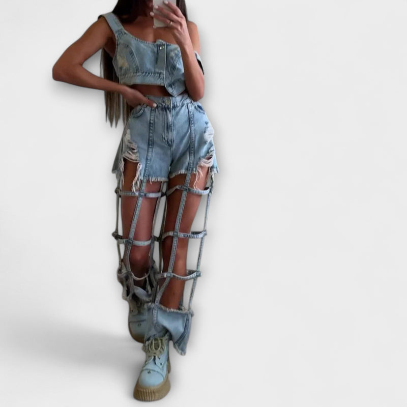 Gaia - Tyylikäs vaaleansininen denim-crop-top olkaimilla ja repäisty lyhytlahkeinen housu